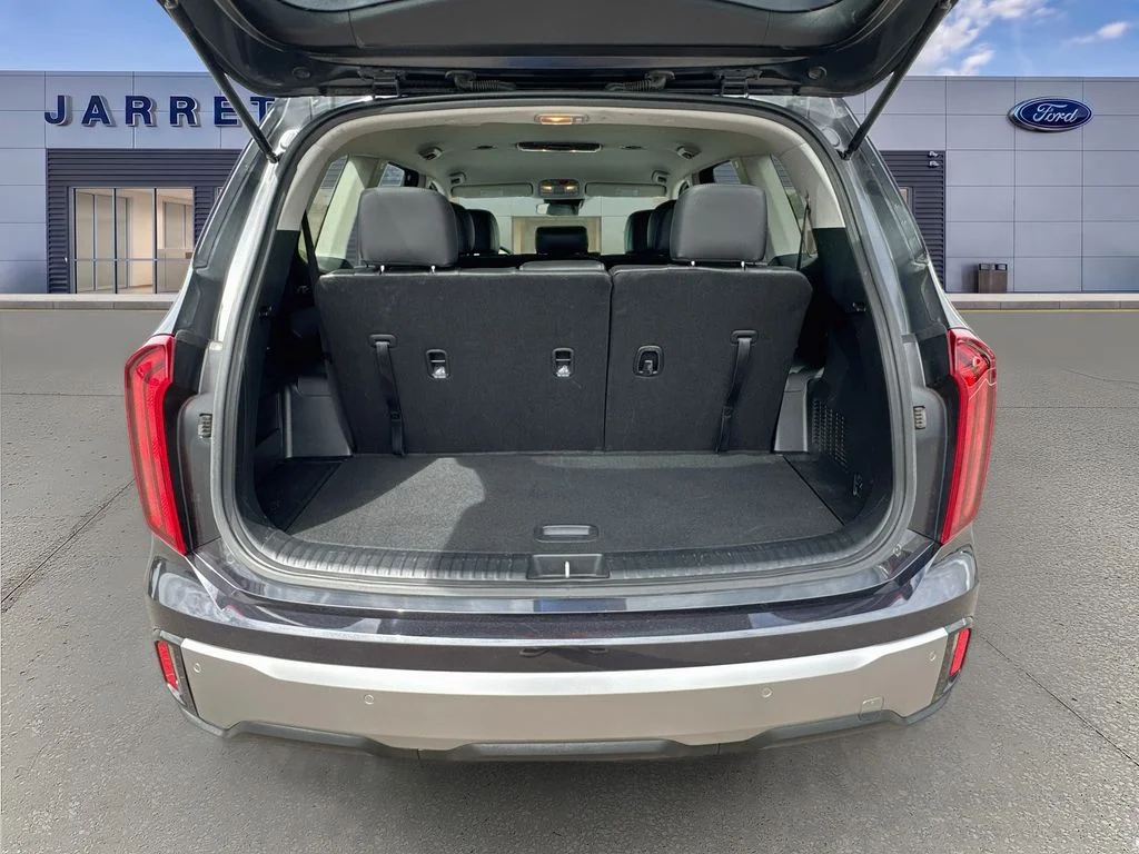 Certified Used 2025 Gray Kia LX image 27
