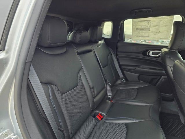 New 2026 Silver Zynith Metallic Clearcoat Jeep Latitude Altitude image 13