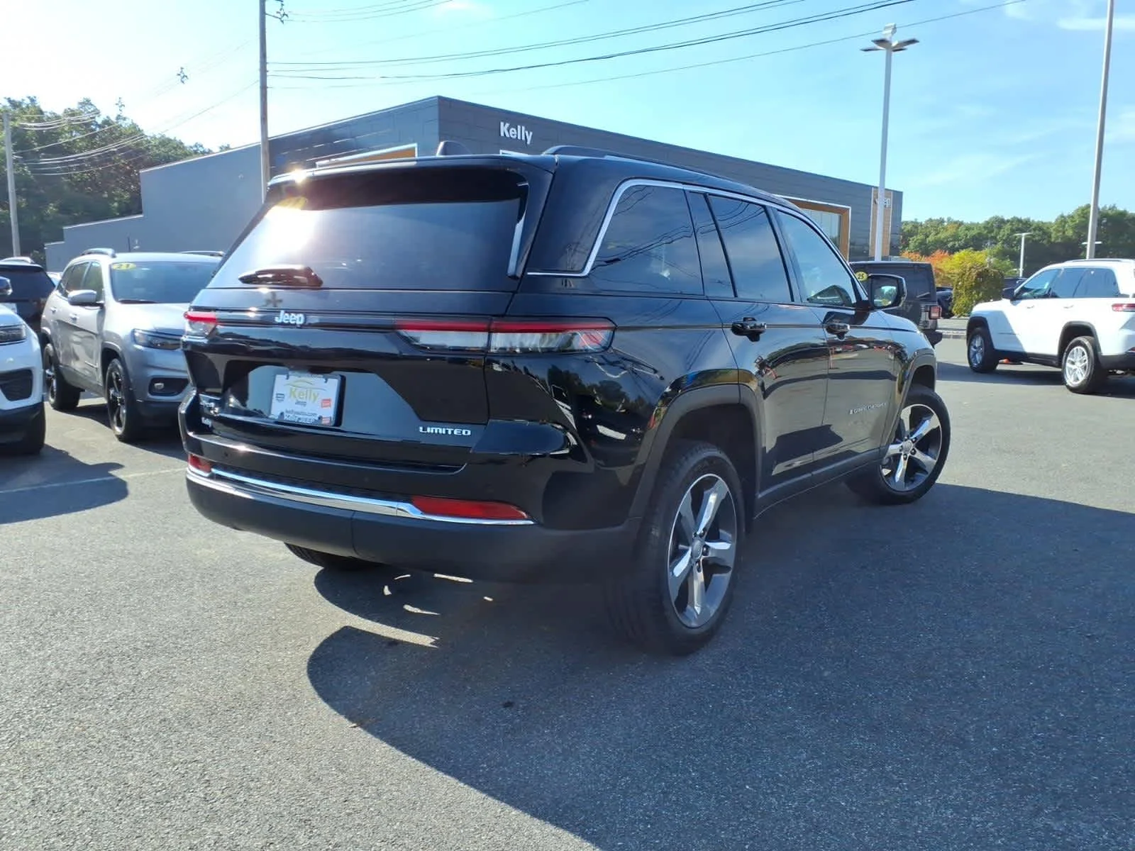 Used 2022 Diamond Black Crystal Pearlcoat Jeep Limited image 7