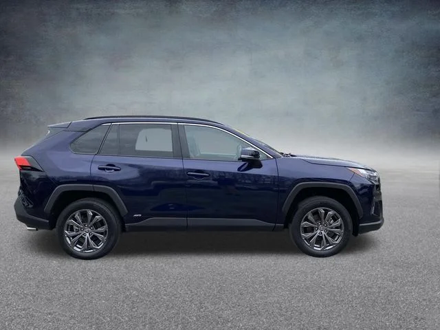 Used 2024  Toyota XLE Premium image 5
