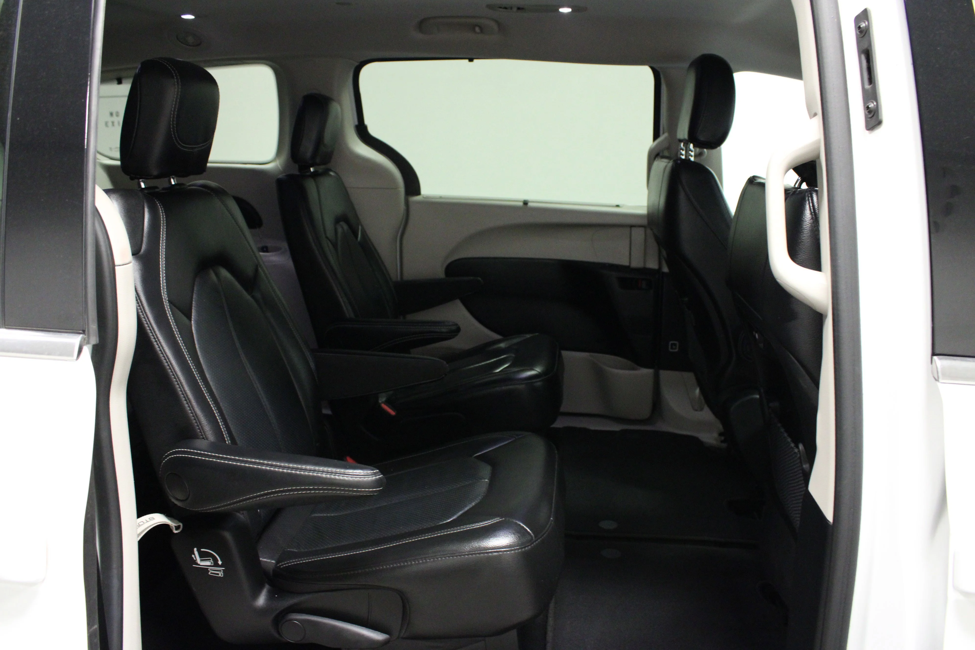 Used 2022 Bright White Clearcoat Chrysler Touring L image 16