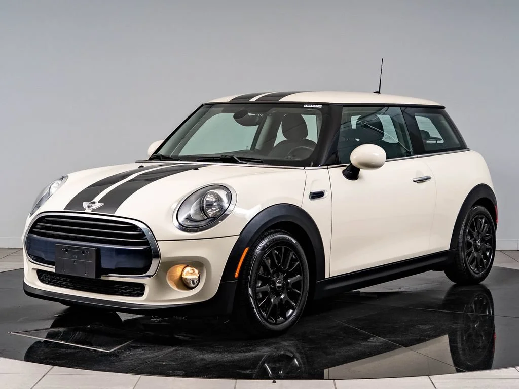 Used 2018 Pepper White MINI  image 1