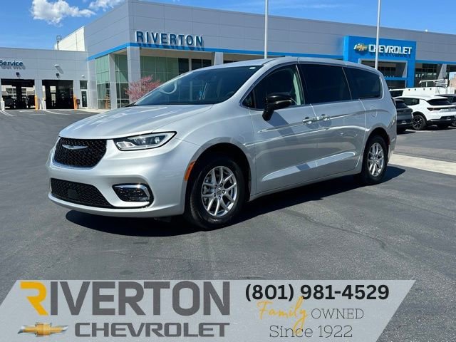 2024 Chrysler Pacifica Touring L's photo
