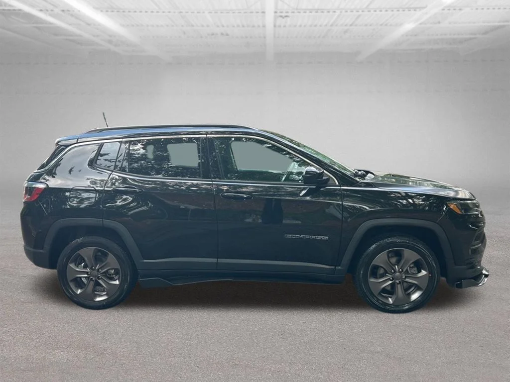 Used 2022 Black Jeep Latitude Lux image 7
