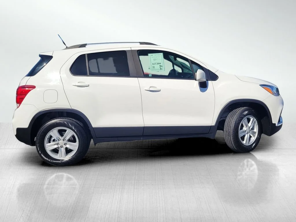 Used 2022 Summit White Chevrolet LT image 4
