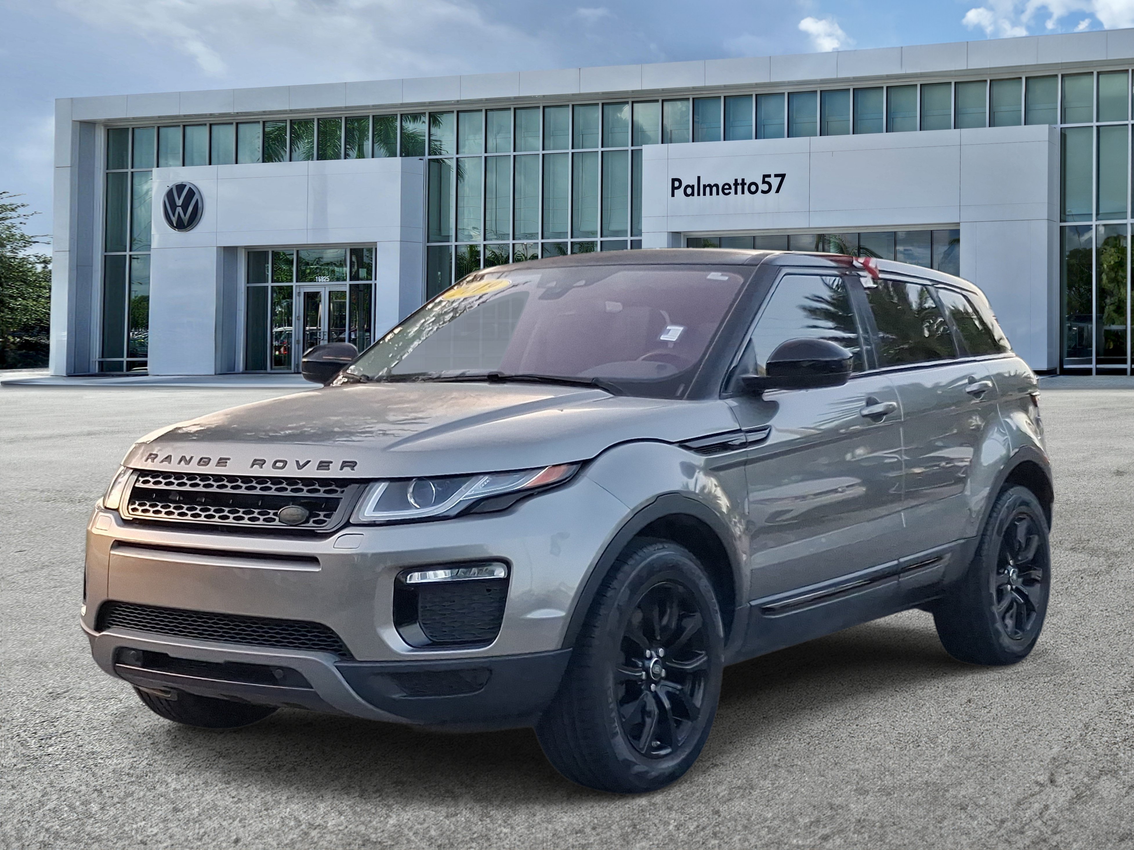 Used 2019  Land Rover SE image 3