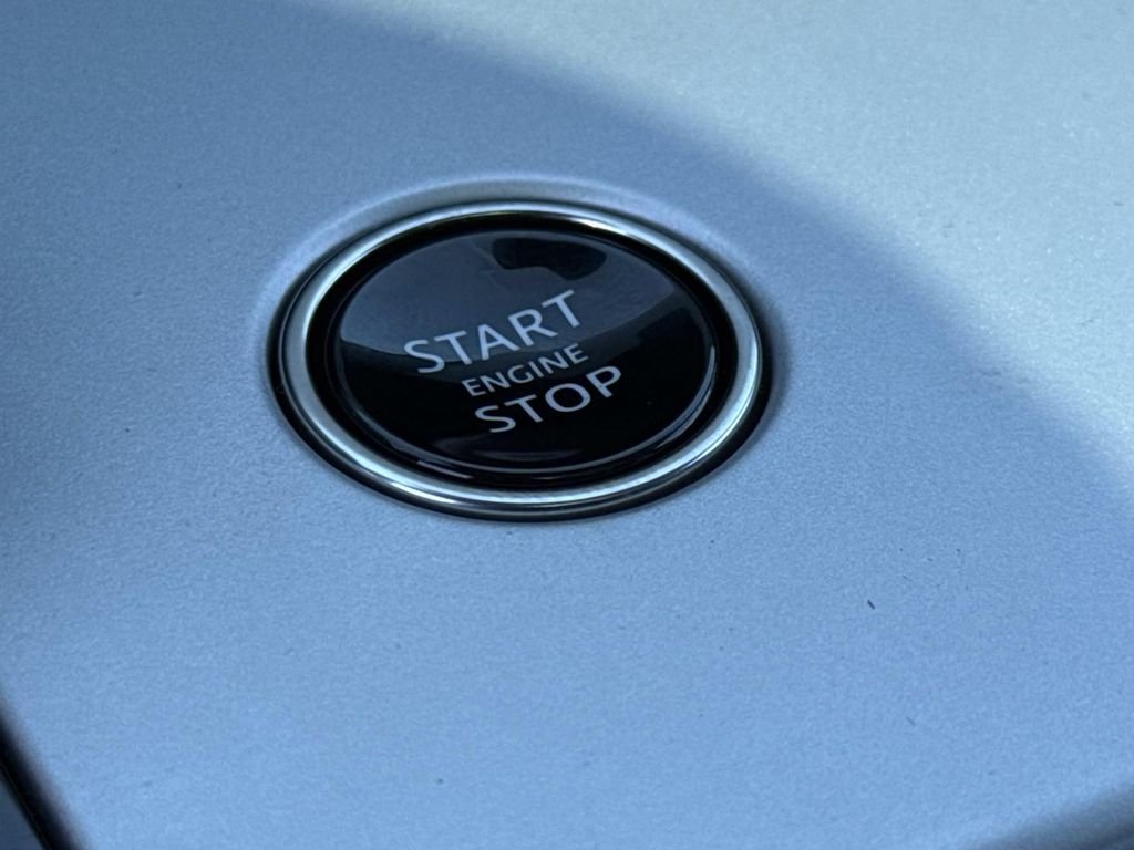 New 2026 Carpathian Grey Land Rover SE image 10