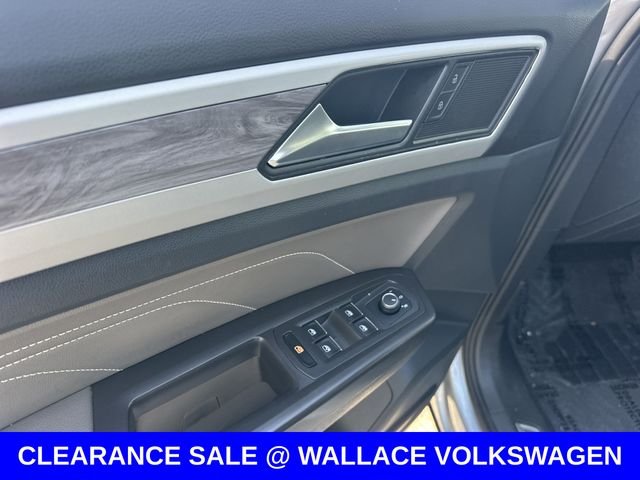 Used 2022 Silver Volkswagen 3.6L V6 SE w/Technology image 17