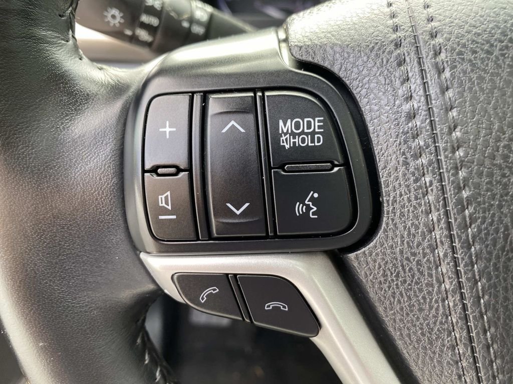 Used 2017 White Toyota XLE image 20