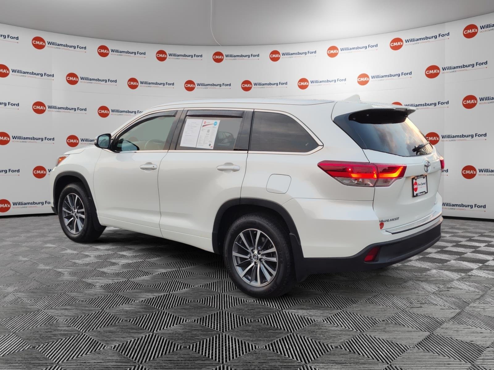 Used 2017 Blizzard Pearl Toyota XLE image 3