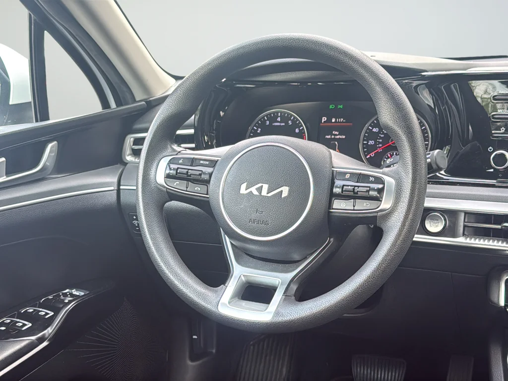 Used 2022 White Kia LXS image 42