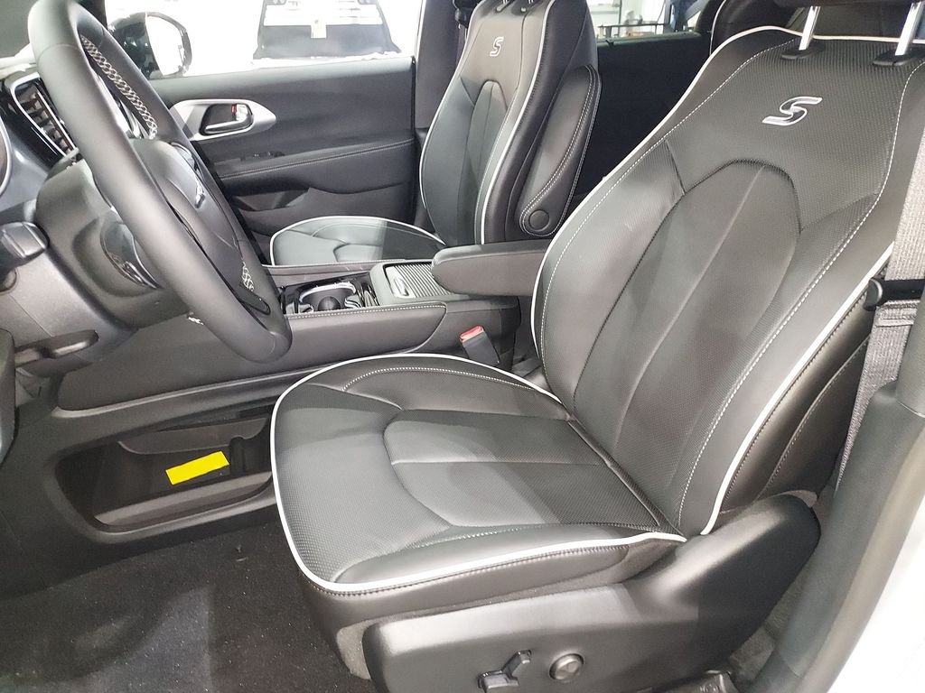 2026 Chrysler Pacifica Limited - Photo 17