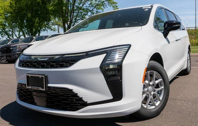 2027 Chrysler Pacifica Select's photo