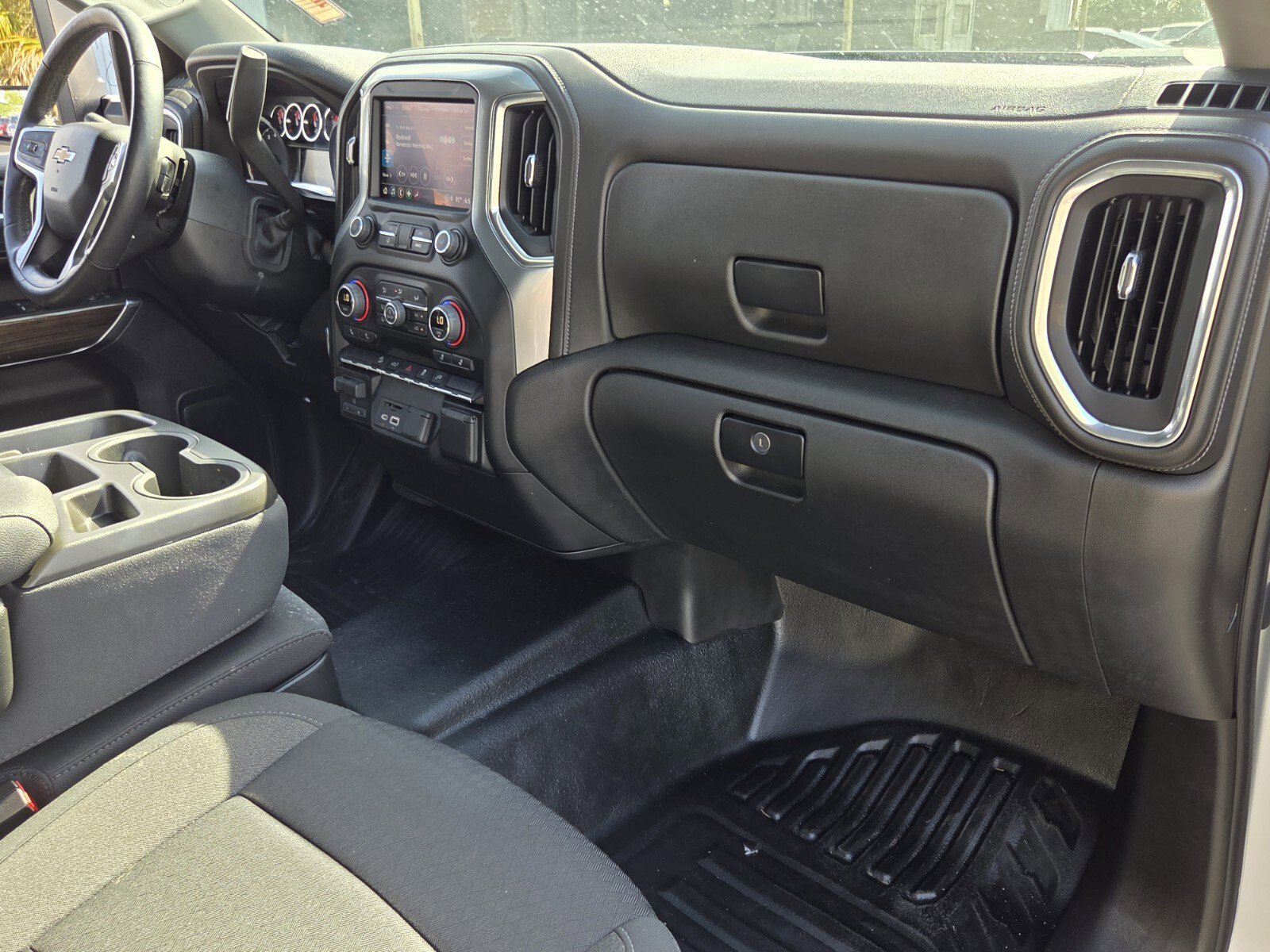 Used 2022 Silver Ice Metallic Chevrolet LT image 17