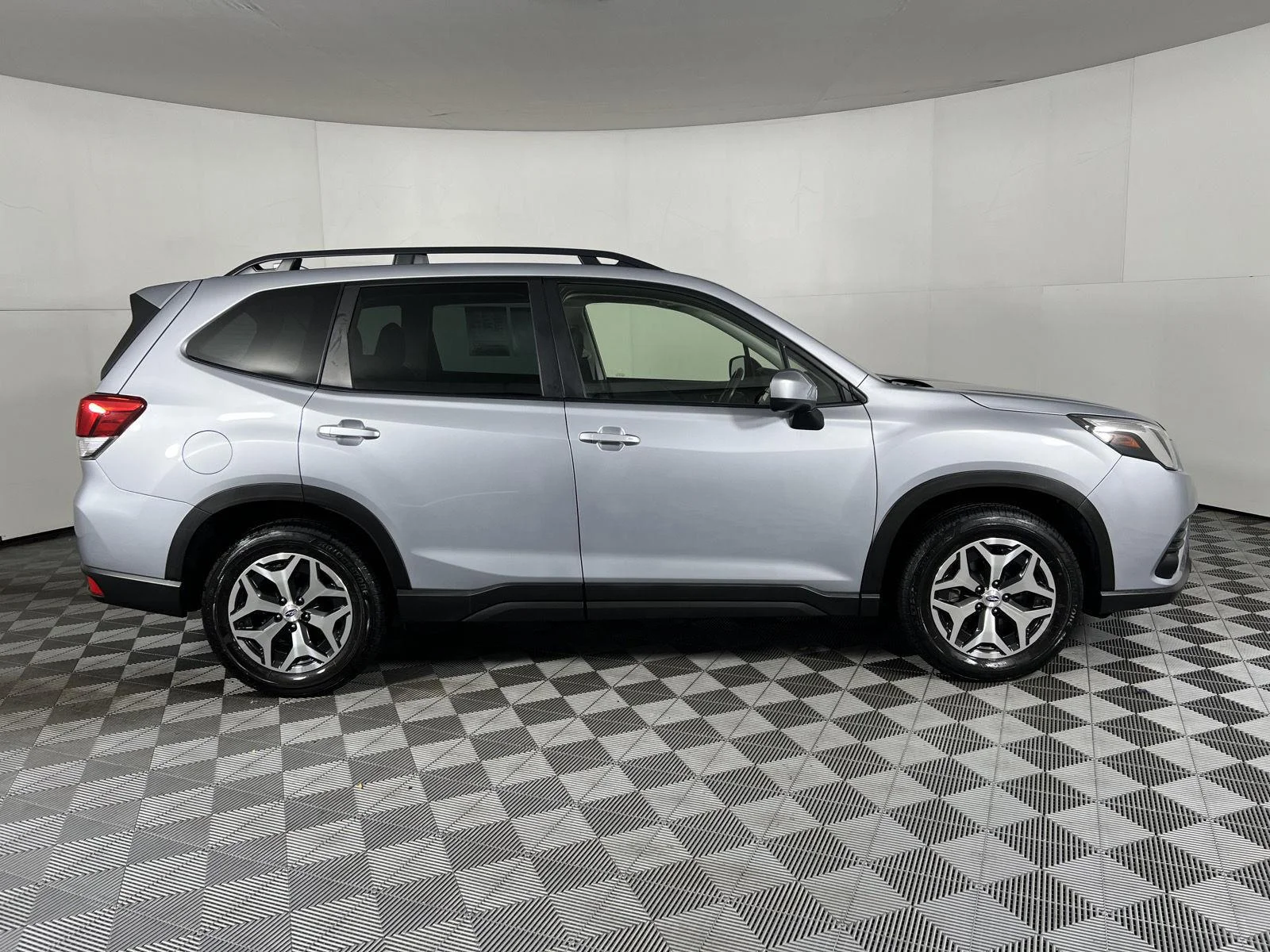 Used 2023 Ice Silver Metallic Subaru Premium image 24
