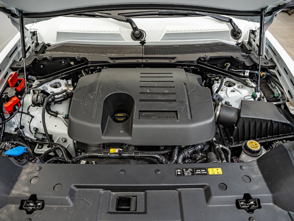 New 2026 Fuji White Land Rover X-Dynamic SE image 39