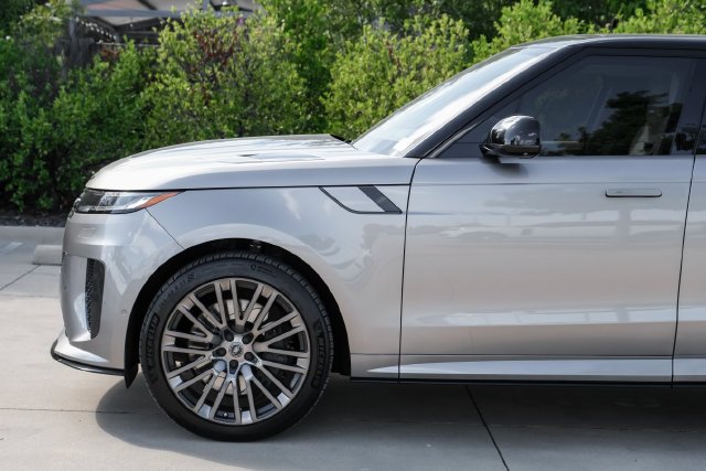 Certified Used 2024 Flux Silver SV Bespoke Ultra Metallic Gloss Land Rover SV Edition One Flux Silver image 19