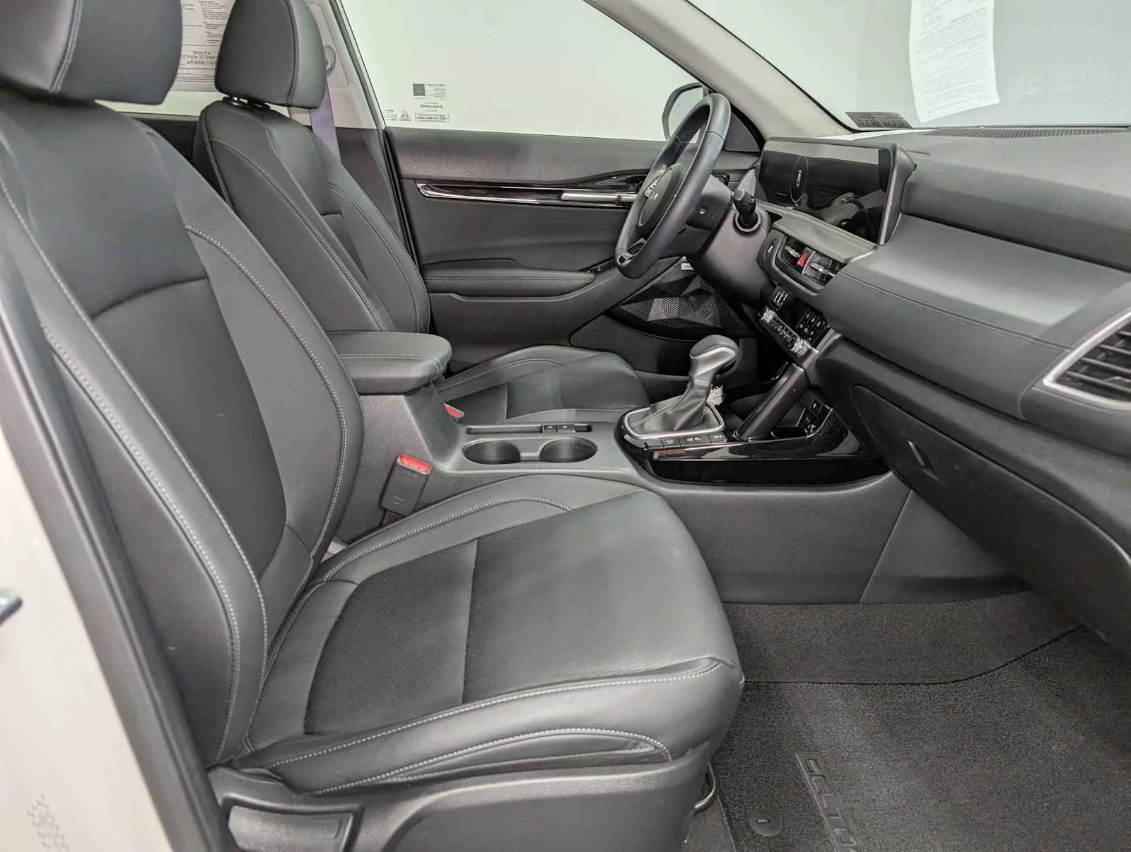 Used 2024 Snow White Pearl Kia SX image 44