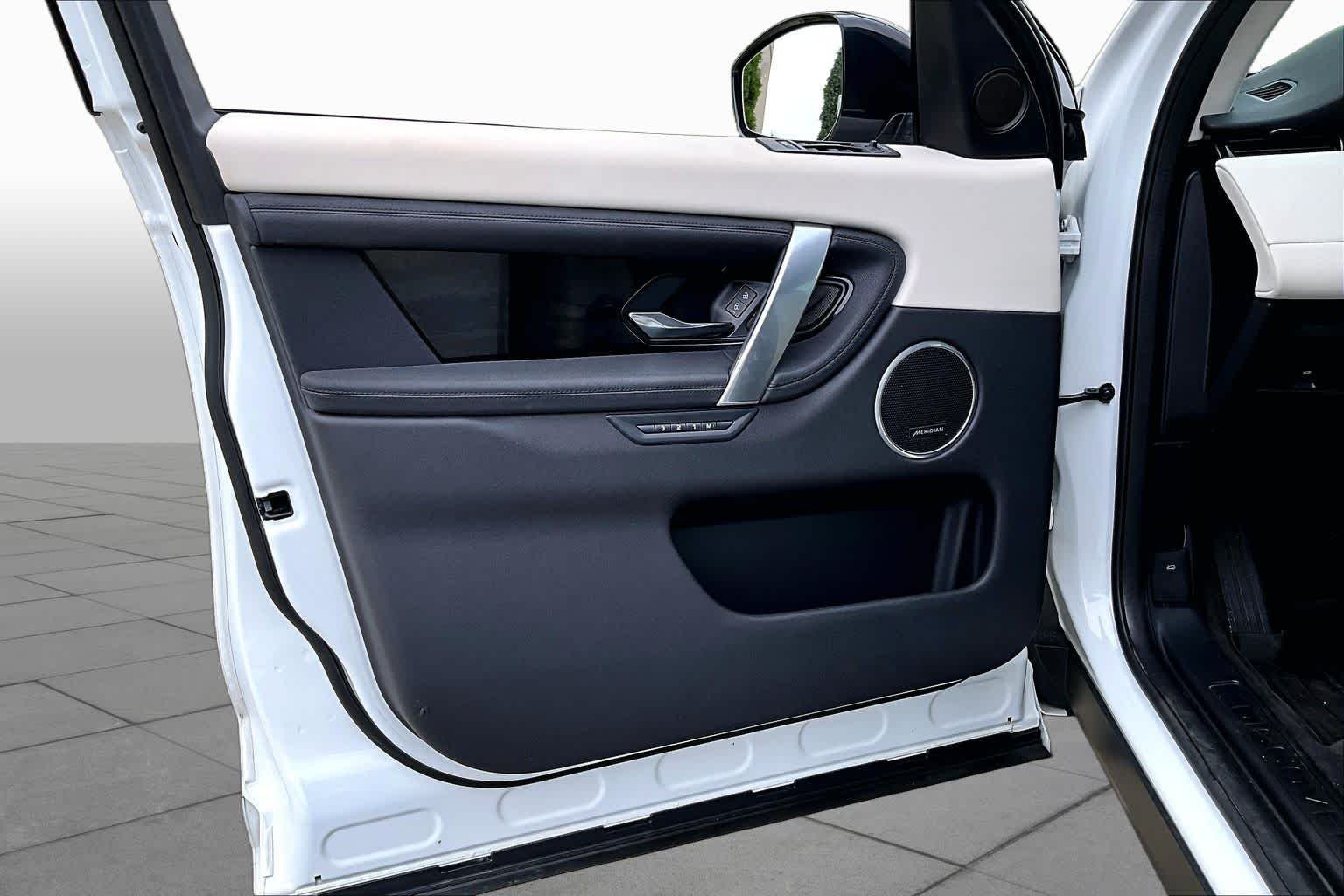 Used 2024 Fuji White Land Rover Core S image 22