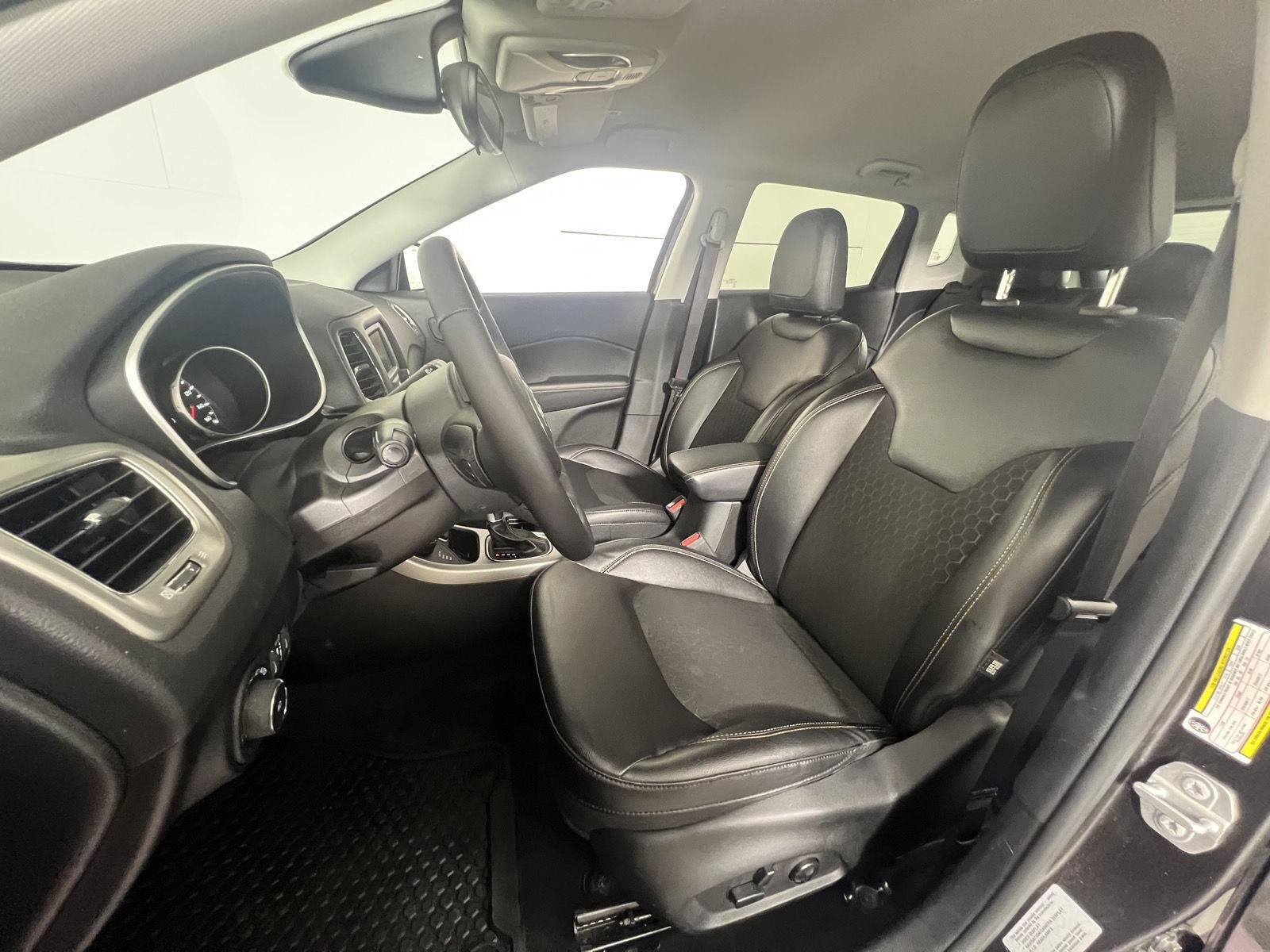 Used 2018 Granite Crystal Metallic Clearcoat Jeep Latitude image 2