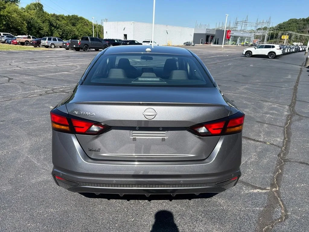 Used 2025 Gray Nissan S image 6