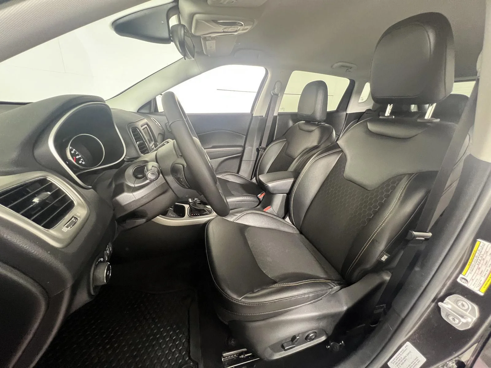 Used 2018 Granite Crystal Metallic Clearcoat Jeep Latitude image 2