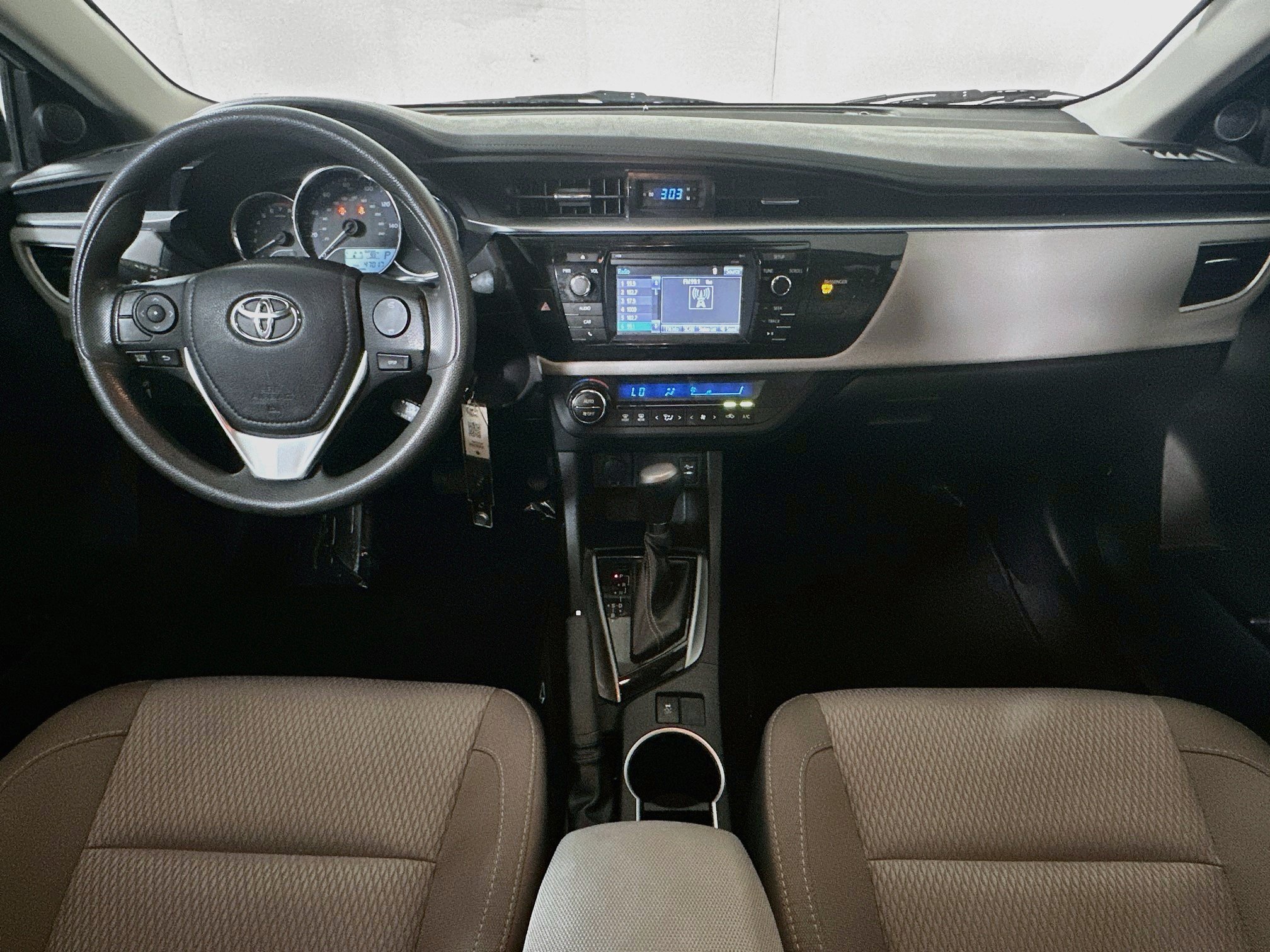 Used 2015 Classic Silver Metallic Toyota LE image 26