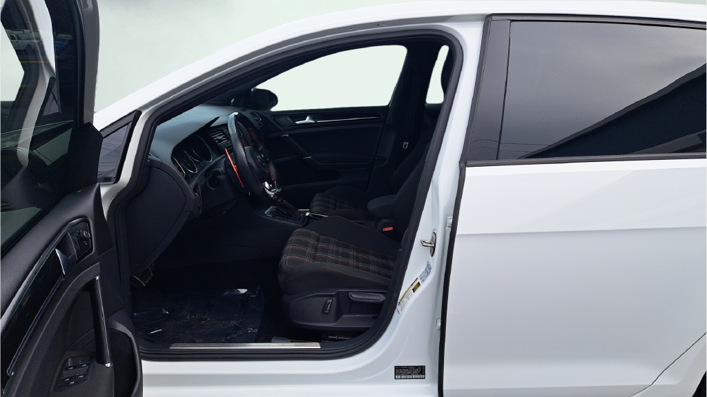 Used 2017  Volkswagen Sport image 18