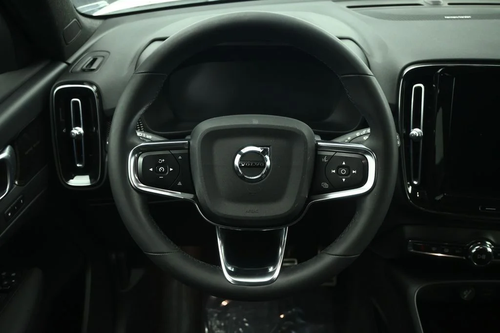 Used 2022 White Volvo R-Design image 34