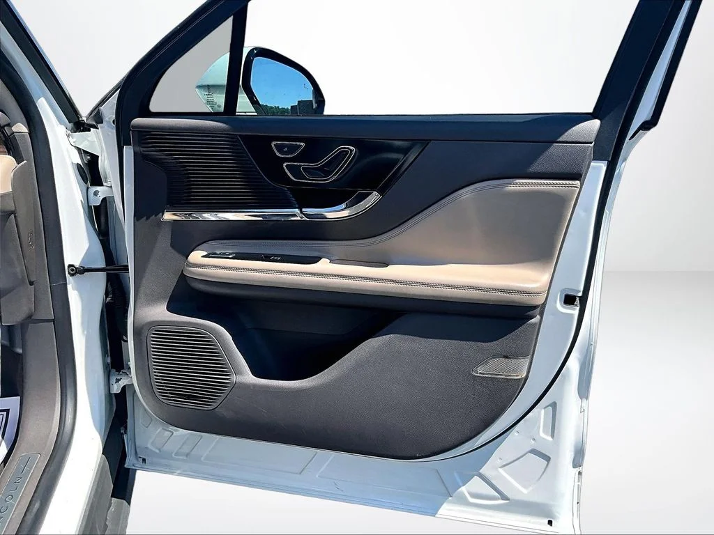 Used 2022 White Lincoln Reserve image 24