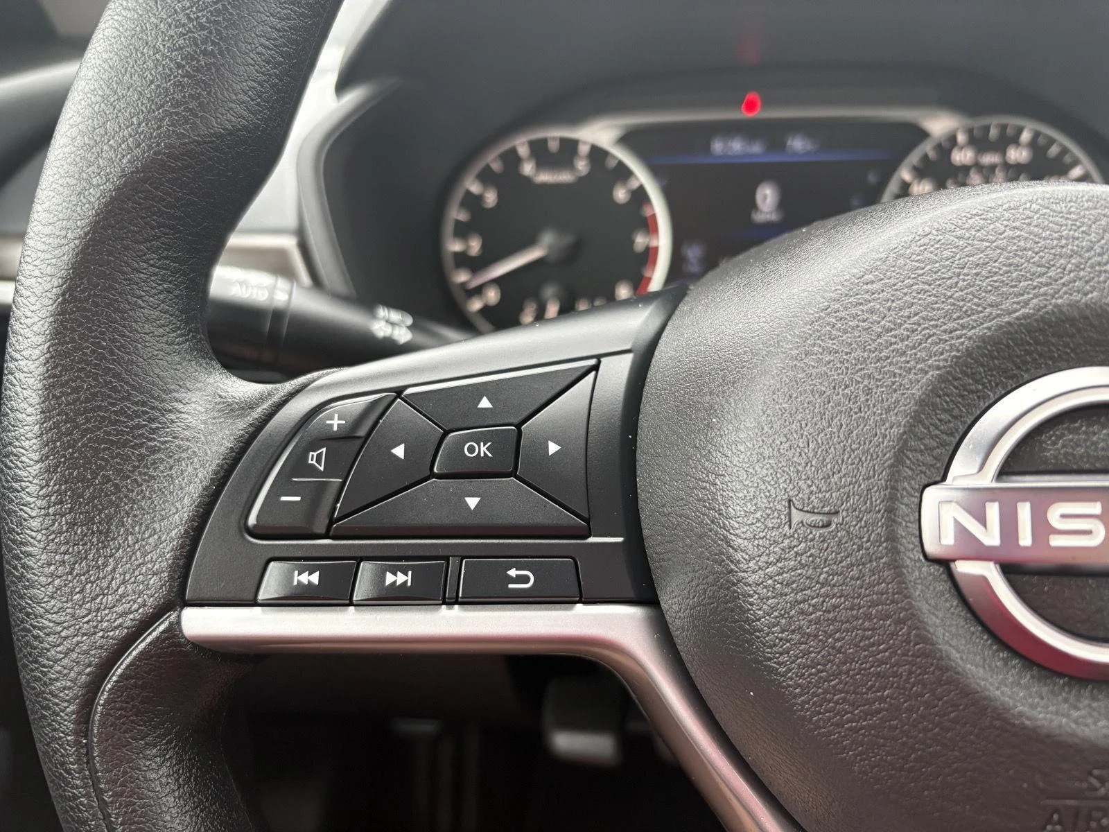 Used 2025 Garnet Pearl Metallic Nissan SV image 22