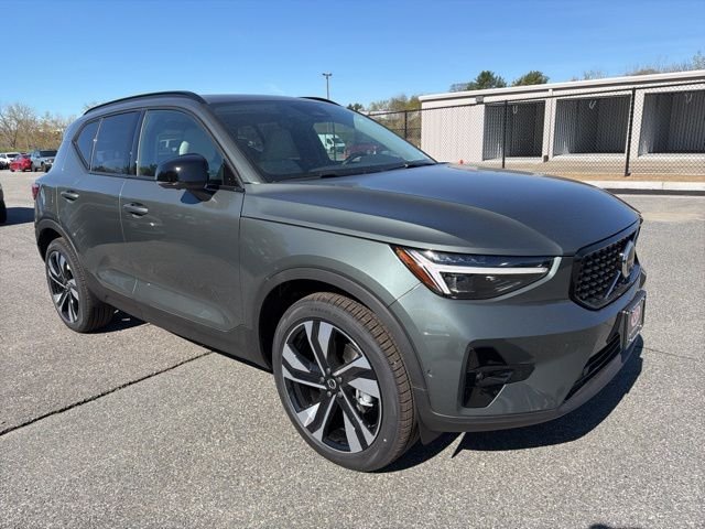 2026 Volvo XC40 B5 Plus Dark AWD's photo