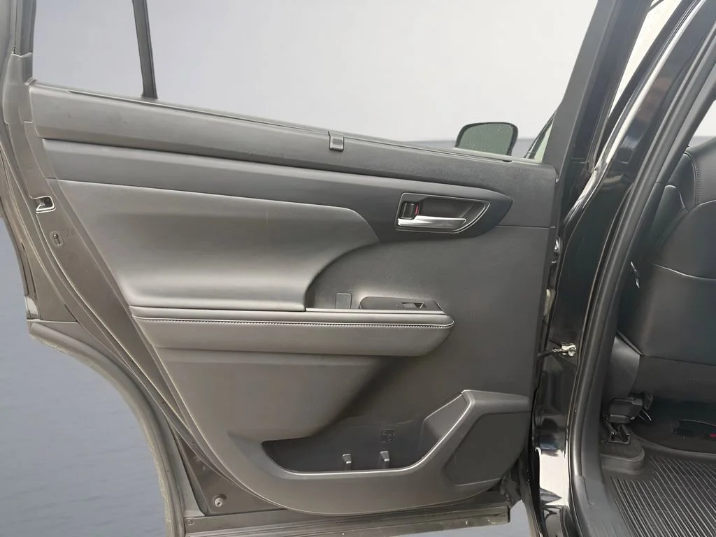 Used 2023  Toyota L image 30