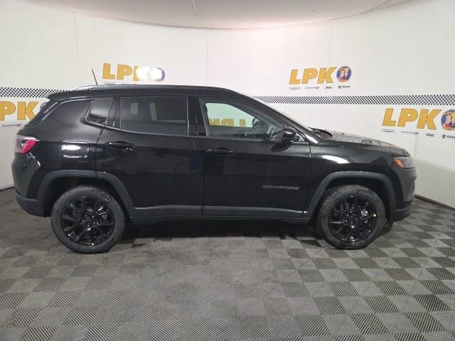 New 2026 Diamond Black Crystal Pearl-Coat Exterior Paint Jeep Latitude image 8