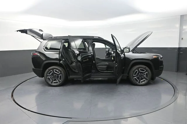 New 2026 Diamond Black Crystal Pearl-Coat Exterior Paint Jeep Laredo image 36