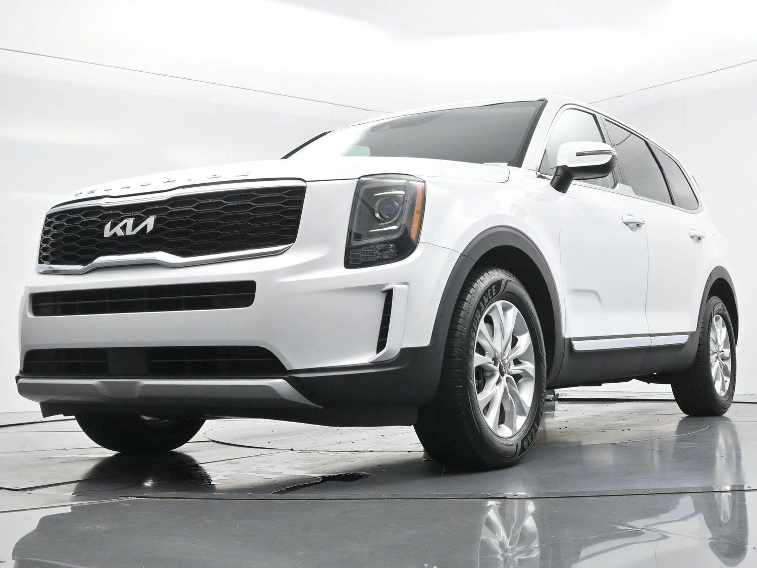 Used 2022 Glacial White Pearl Kia LX image 42