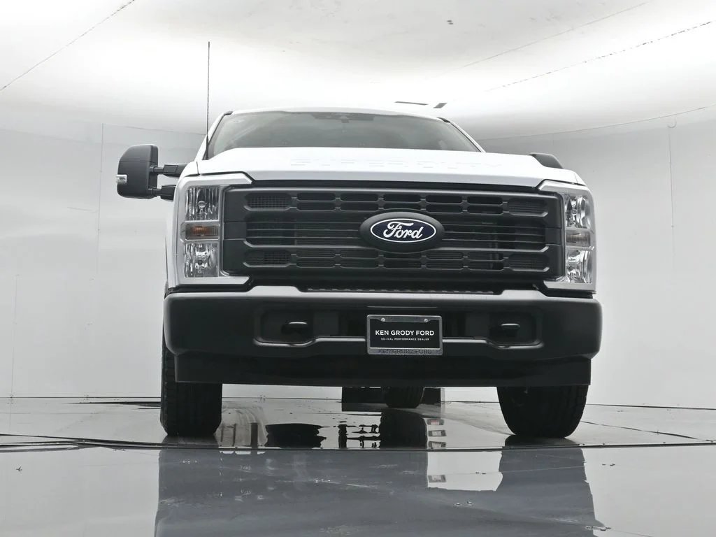 New 2027 Oxford White Ford XLT image 40