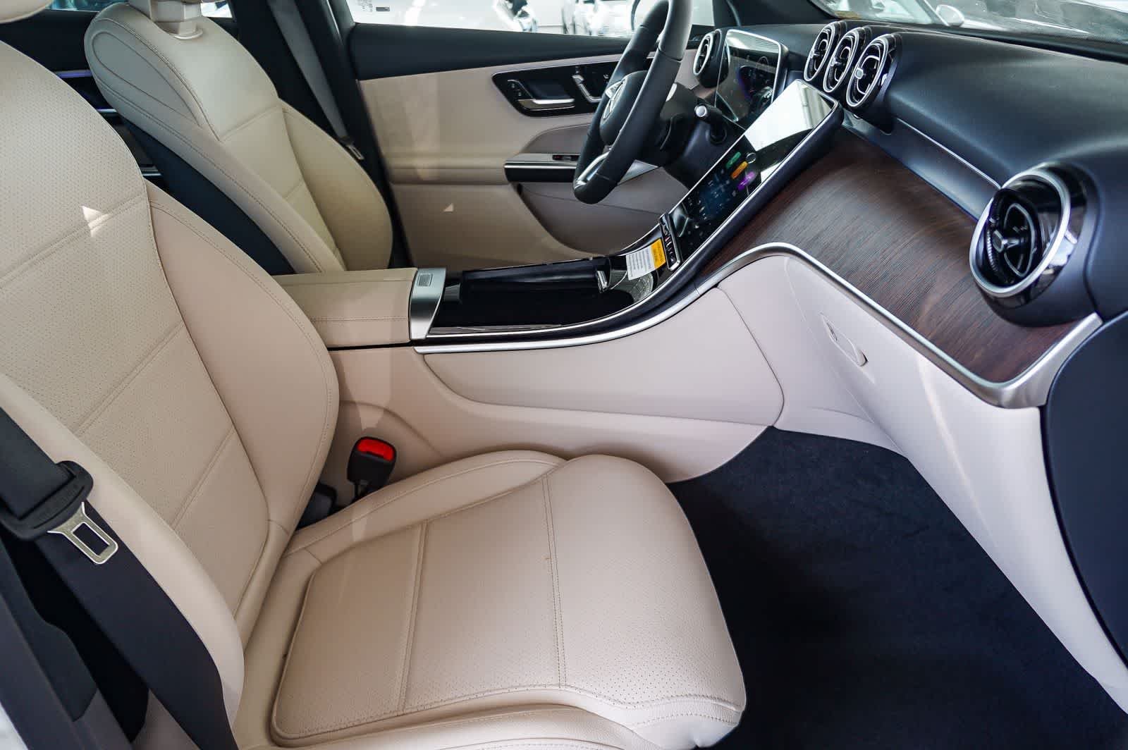 New 2026 Polar White Mercedes-Benz GLC 300 image 16