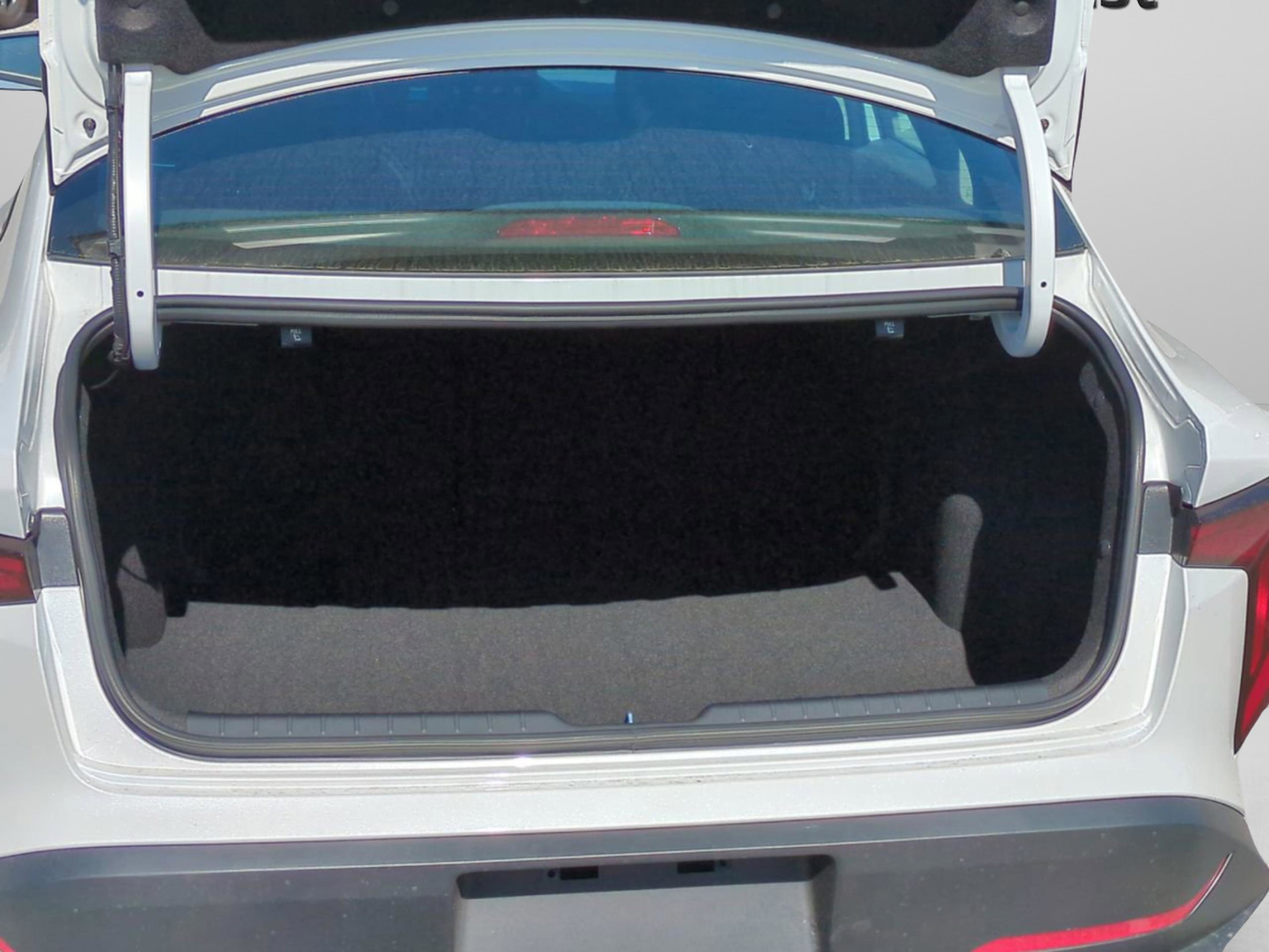 New 2026 Snow White Pearl Kia LXS image 10