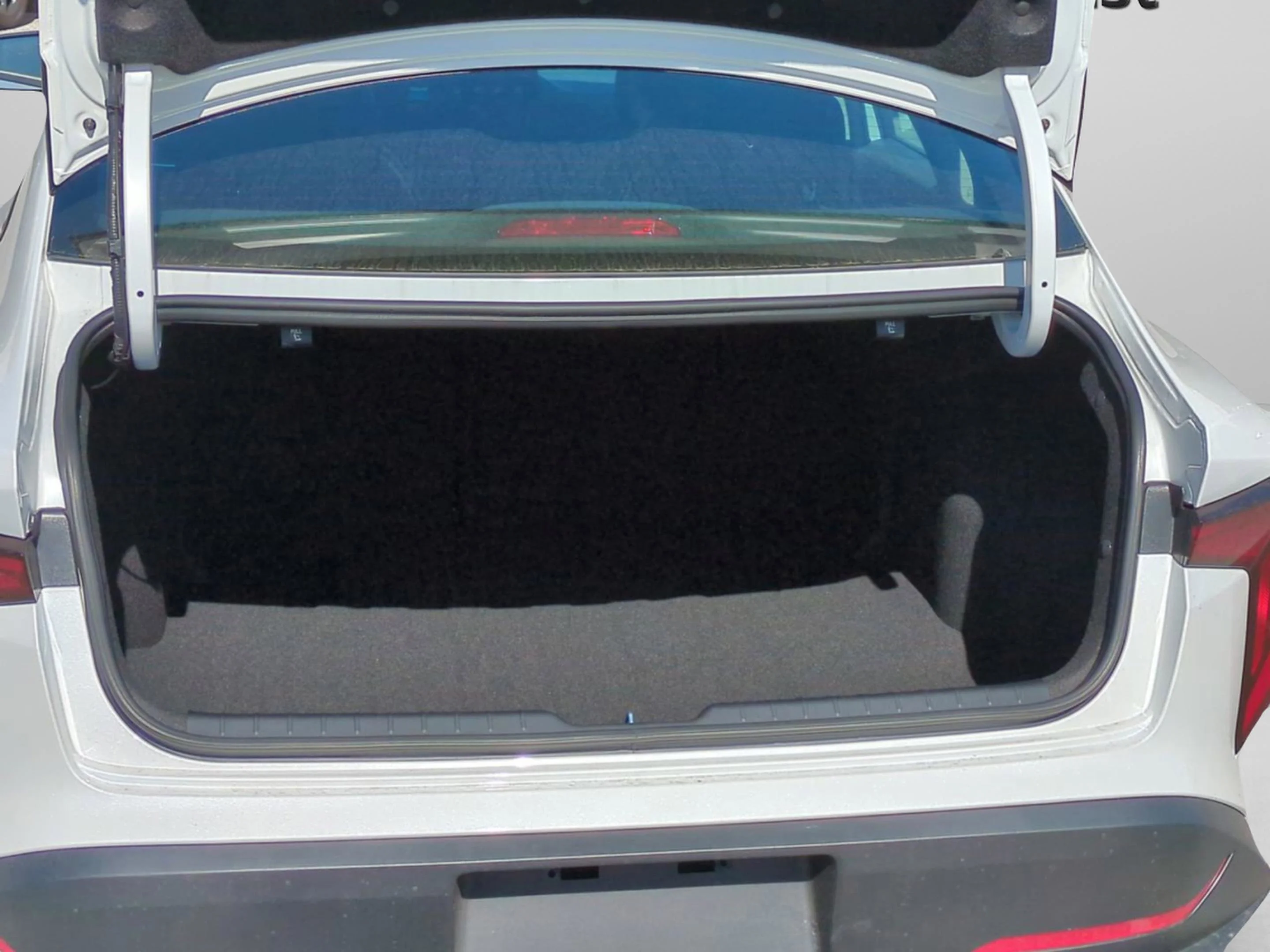New 2026 Snow White Pearl Kia LXS image 10