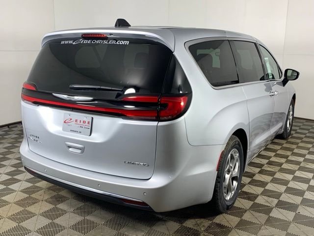 Used 2024 Silver Chrysler Limited image 18