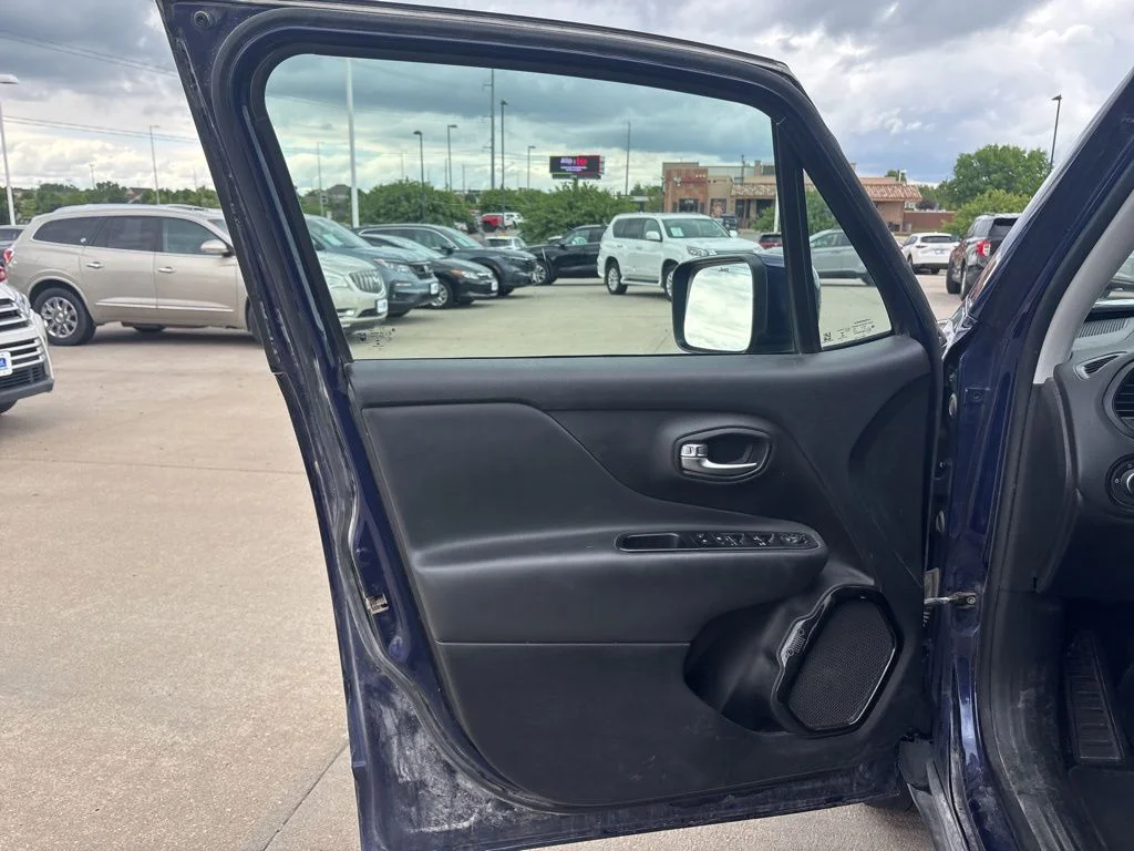 Used 2018 Blue Jeep Latitude image 9