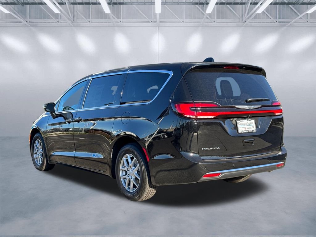 New 2026 Diamond Black Crystal Pearl-Coat Exterior Paint Chrysler Select image 4