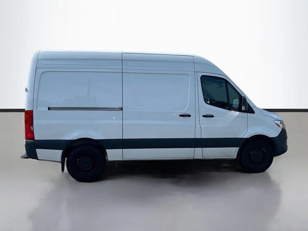 Used 2024  Mercedes-Benz Cargo 144 WB image 2