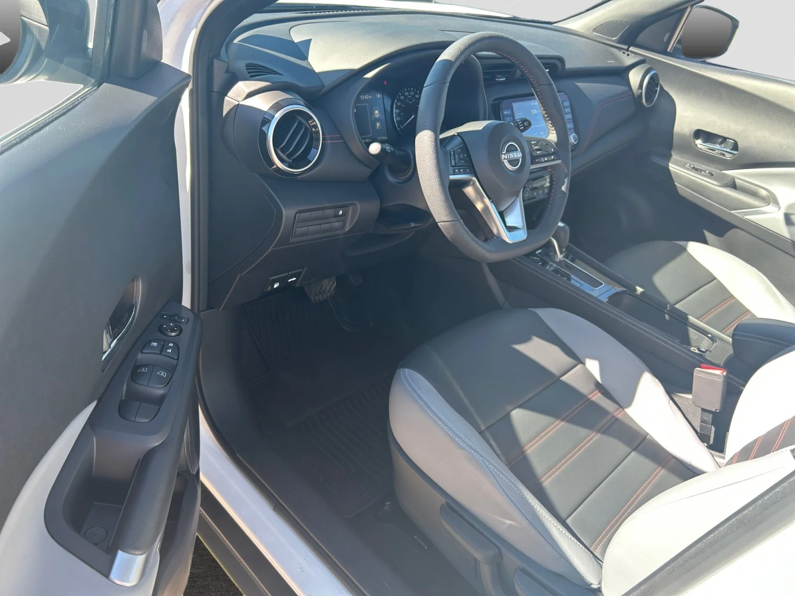Used 2024 White Nissan SR Premium image 12