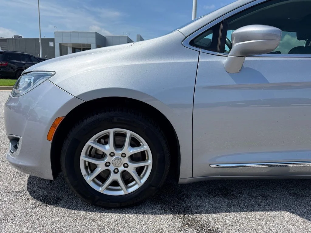 Used 2020 Silver Chrysler Touring L image 23