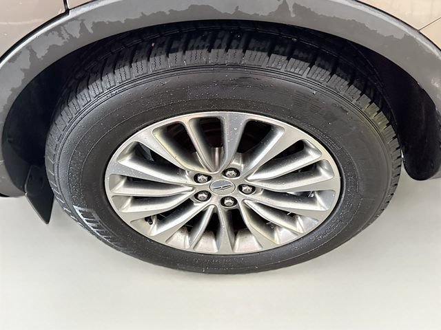Used 2016 Tan Lincoln Select image 30