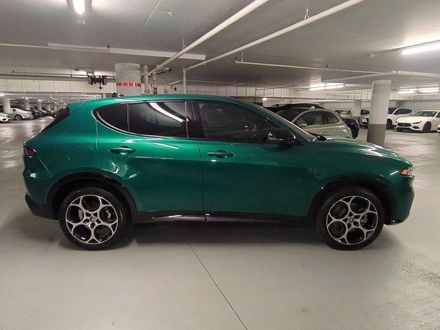 New 2025 Verde (Green) Fangio Metallic Exterior Paint Alfa Romeo Base image 8