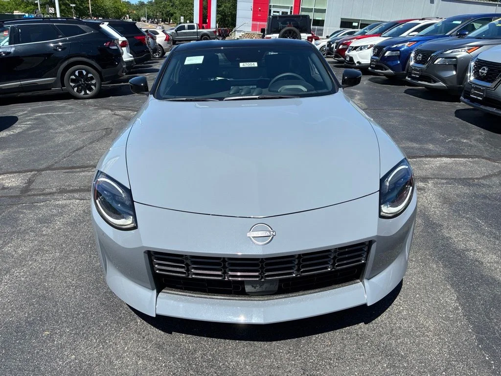 New 2026 Boulder Gray Pearl / Super Black Two-tone Nissan Sport image 2