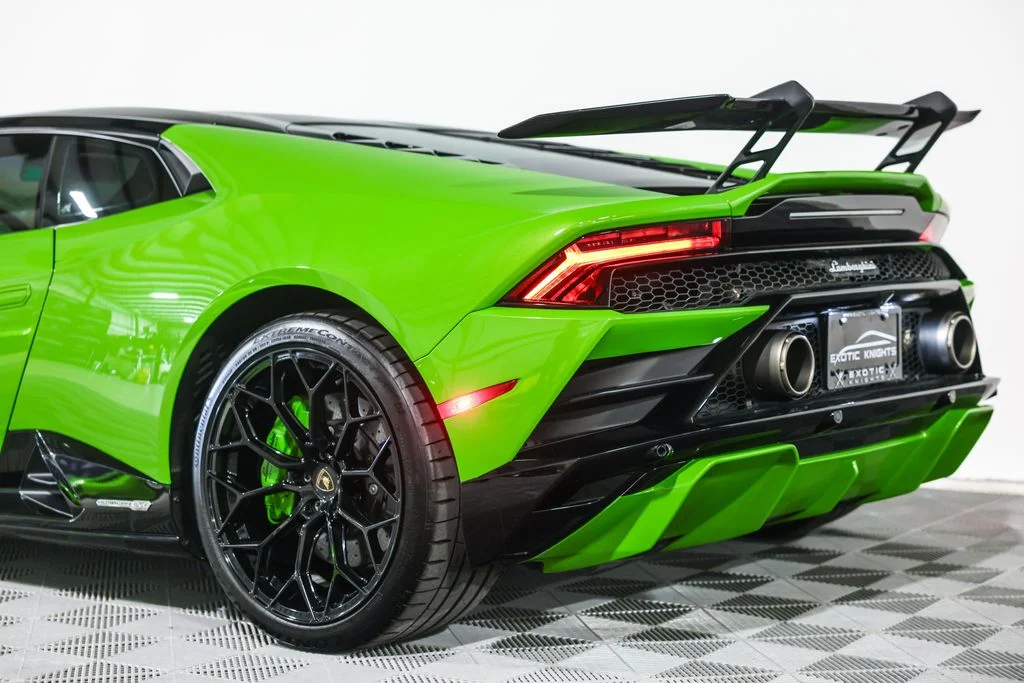 Used 2021 Green Lamborghini Base image 19